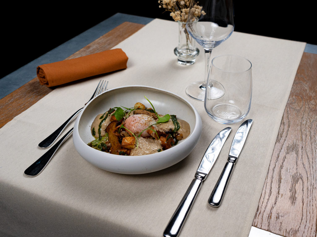 Piatti in tavola nel ristorante della Maison d'igor